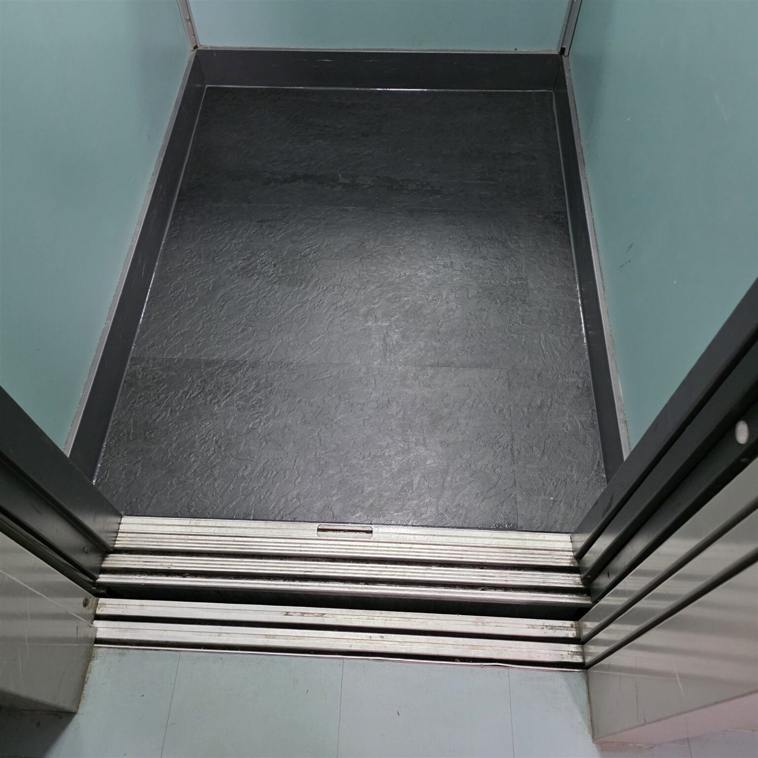 Renewed elevator floor with norament rubber flooring